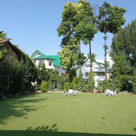 Hotel Mirage Srīnagar Dış mekan fotoğraf