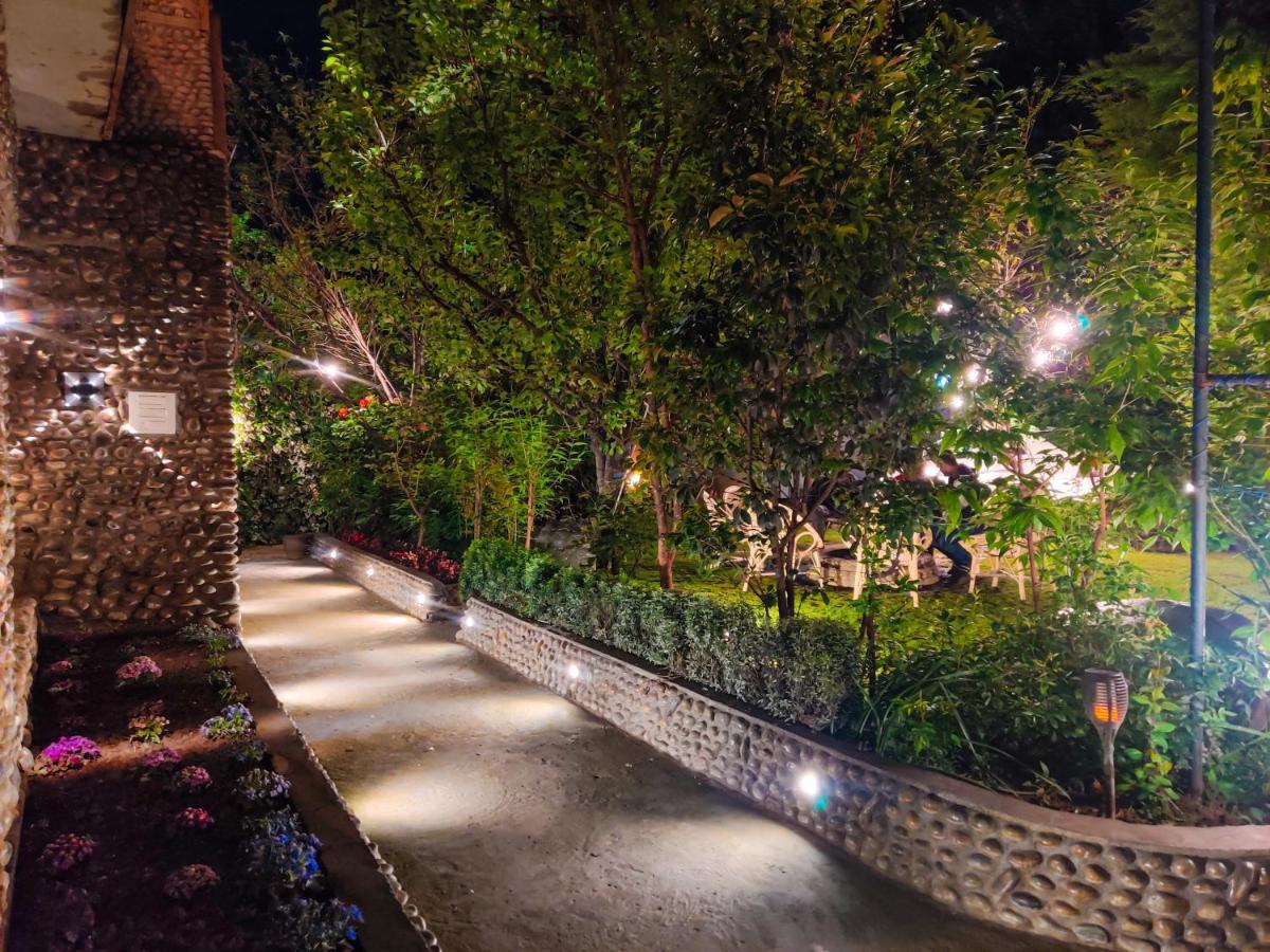 Hotel Mirage Srīnagar Dış mekan fotoğraf