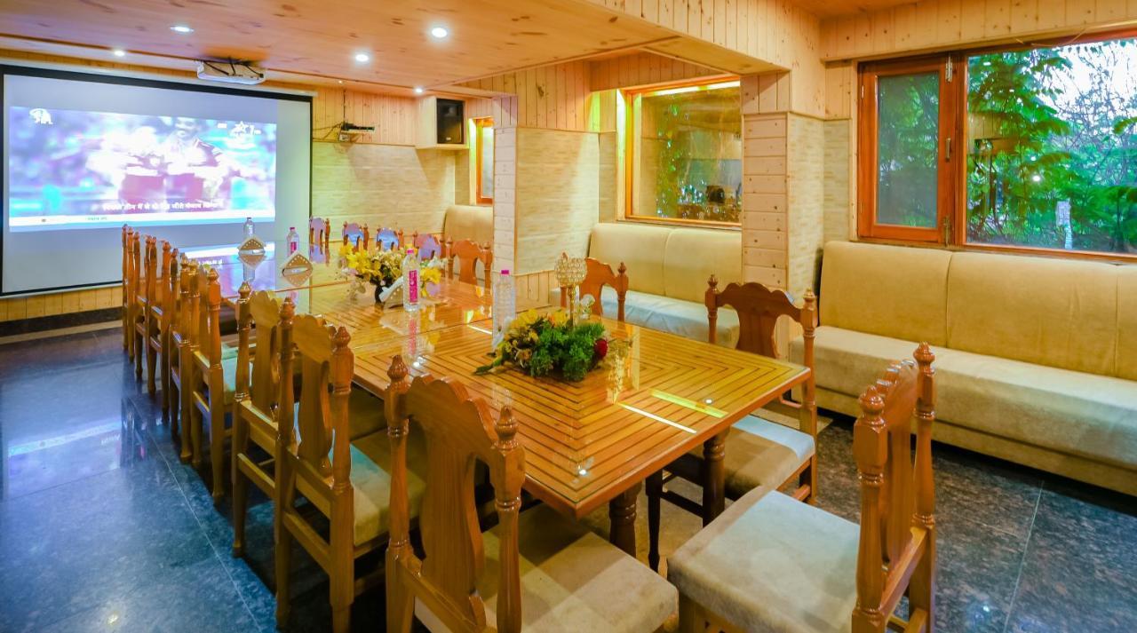 Hotel Mirage Srīnagar Dış mekan fotoğraf