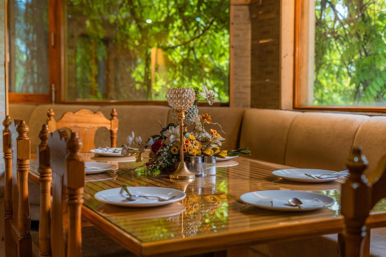 Hotel Mirage Srīnagar Dış mekan fotoğraf