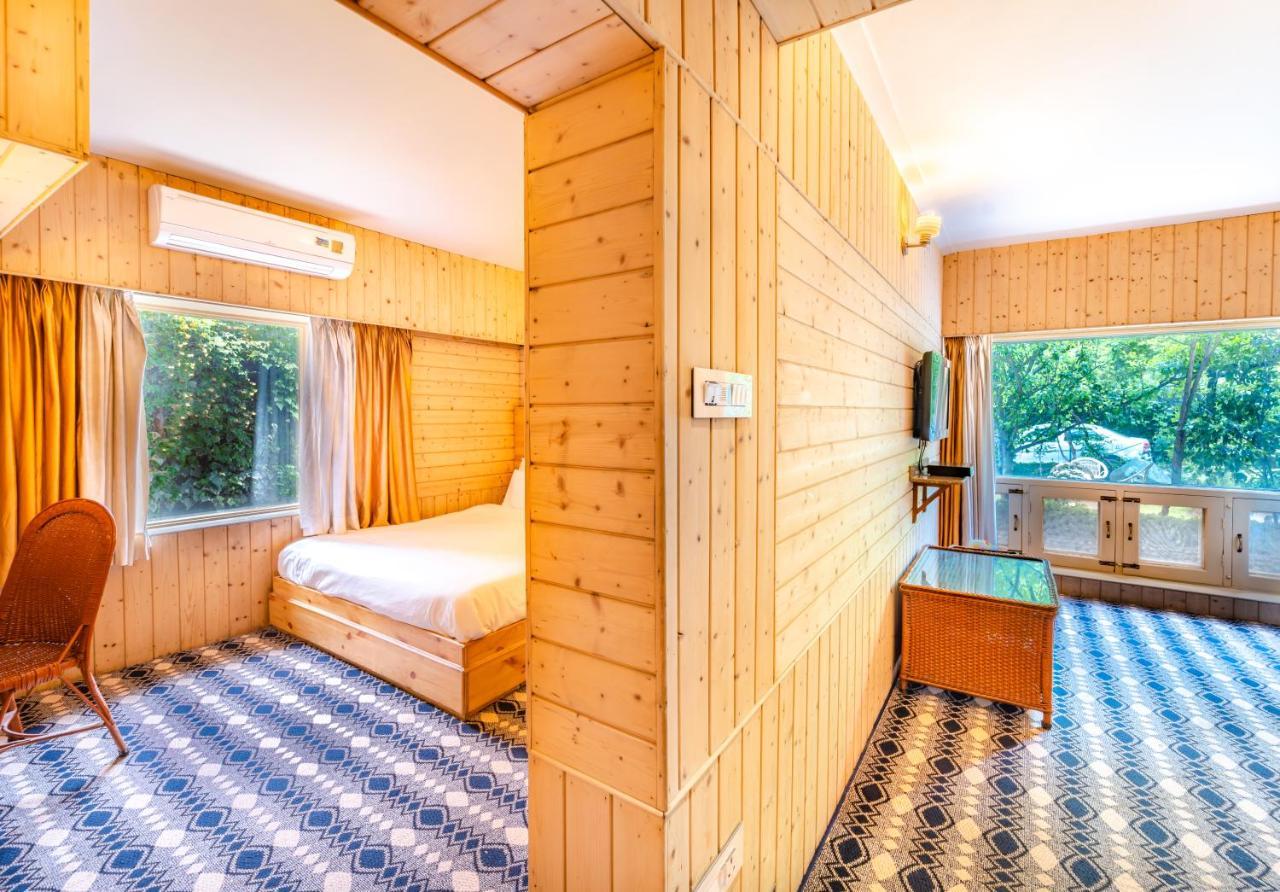 Hotel Mirage Srīnagar Dış mekan fotoğraf