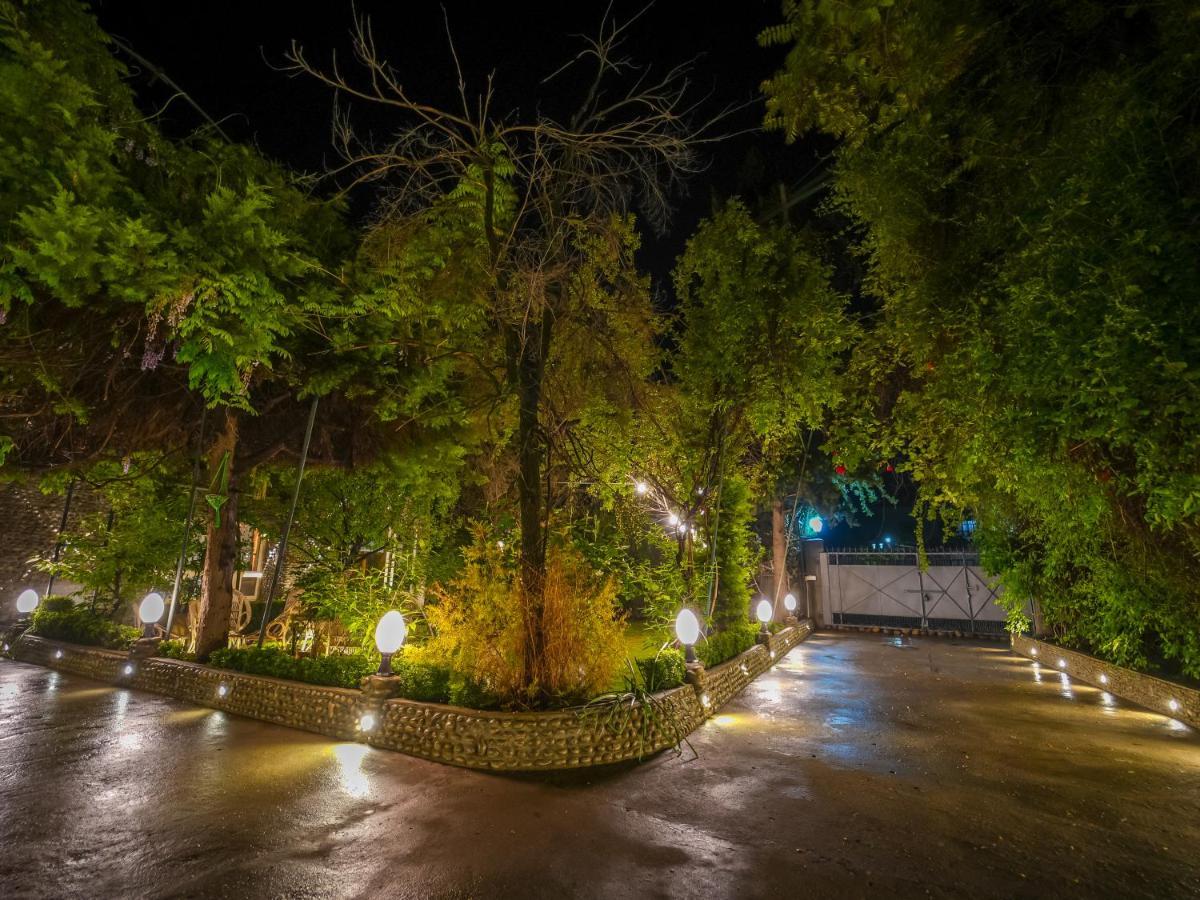 Hotel Mirage Srīnagar Dış mekan fotoğraf
