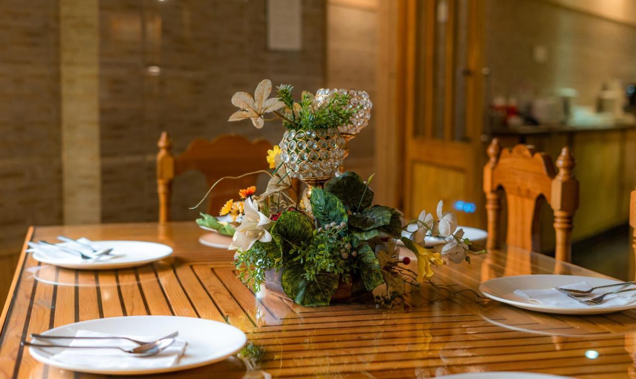 Hotel Mirage Srīnagar Dış mekan fotoğraf