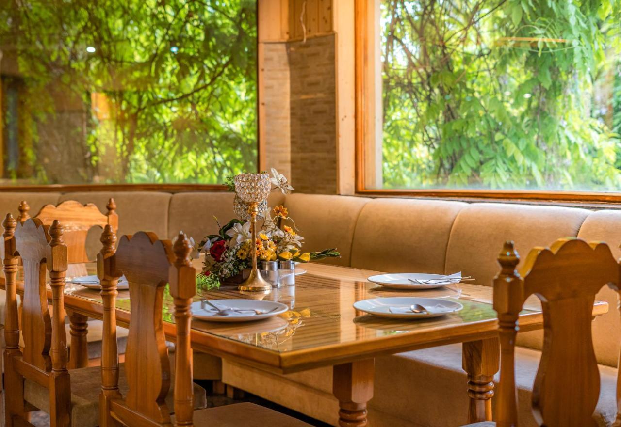 Hotel Mirage Srīnagar Dış mekan fotoğraf