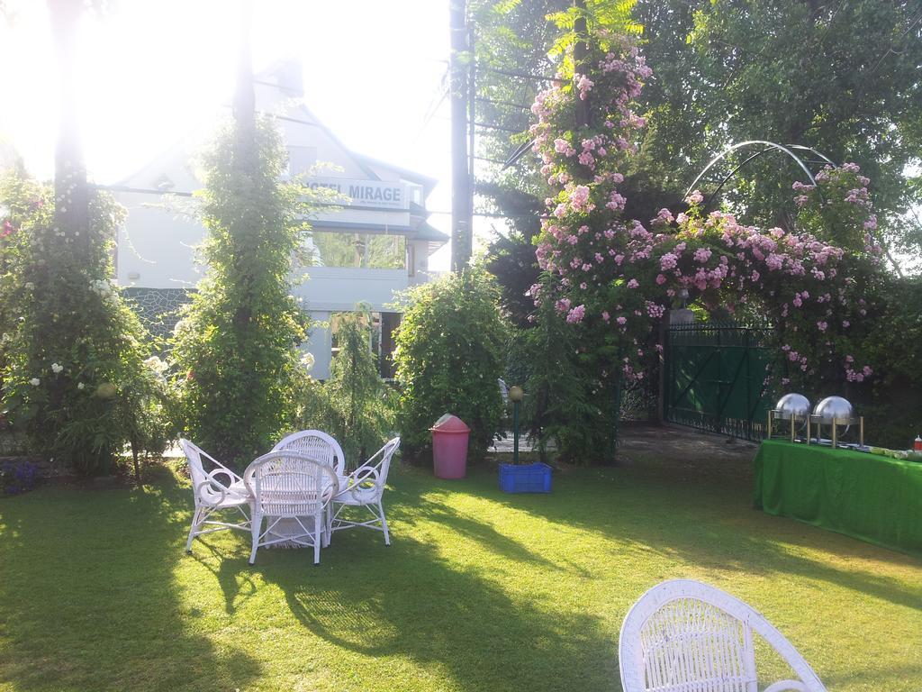 Hotel Mirage Srīnagar Dış mekan fotoğraf