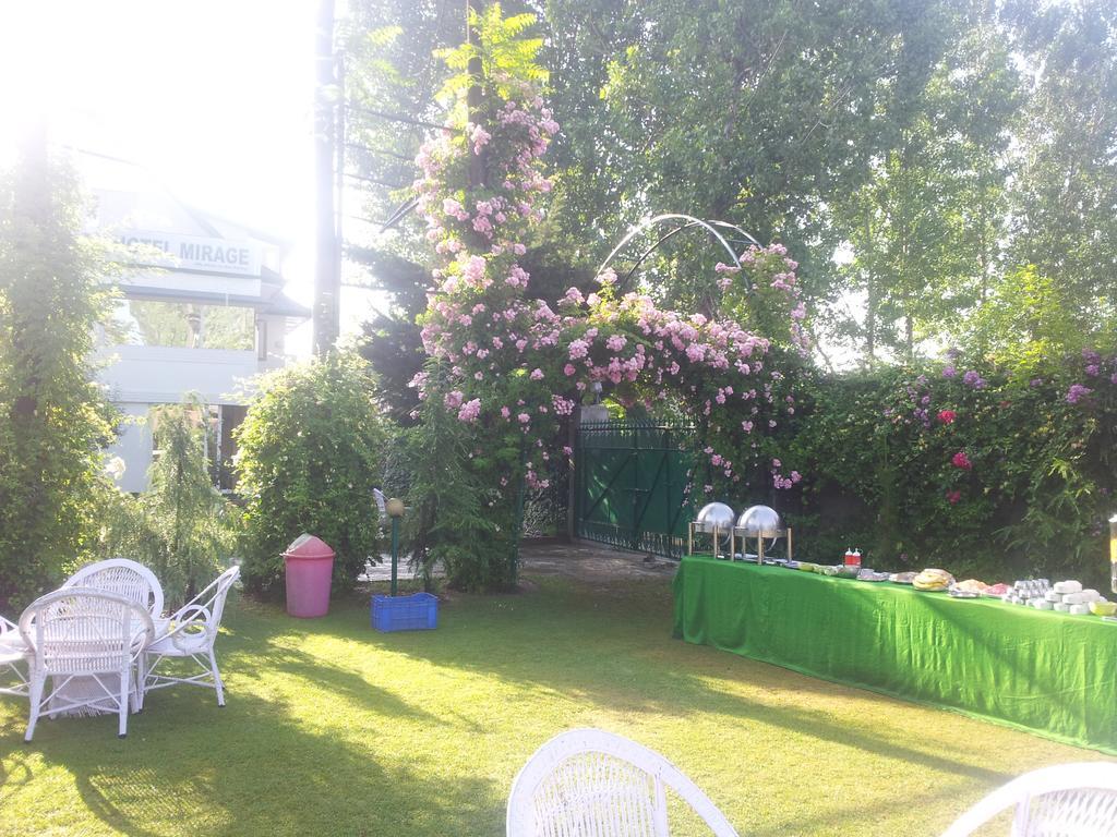Hotel Mirage Srīnagar Dış mekan fotoğraf
