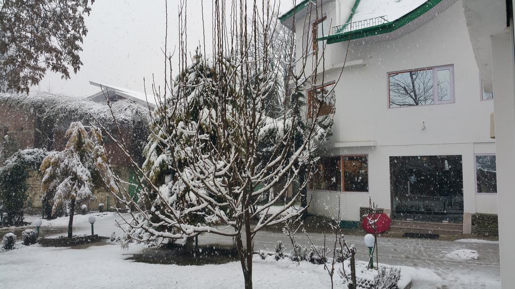 Hotel Mirage Srīnagar Dış mekan fotoğraf